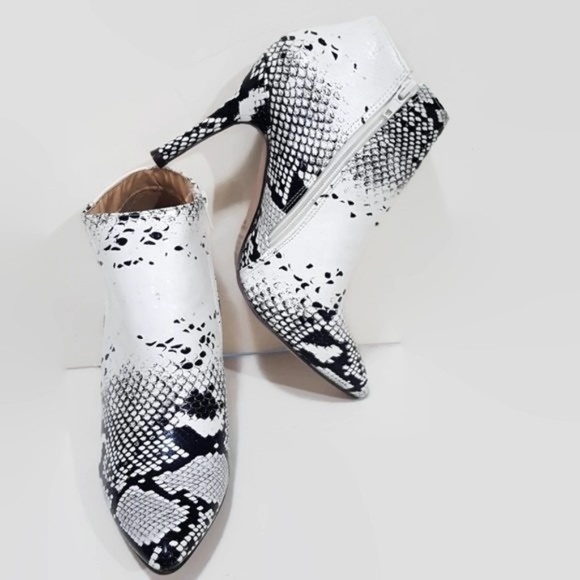 Chase + Chloe Shoes - Chase + Chloe Faux Snakeskin Booties Size 9